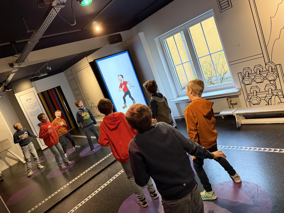 foto met kinderen in het Suske en Wiskemuseum