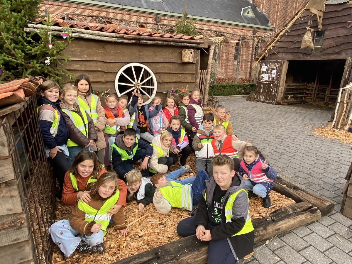 klasfoto aan de kerststal