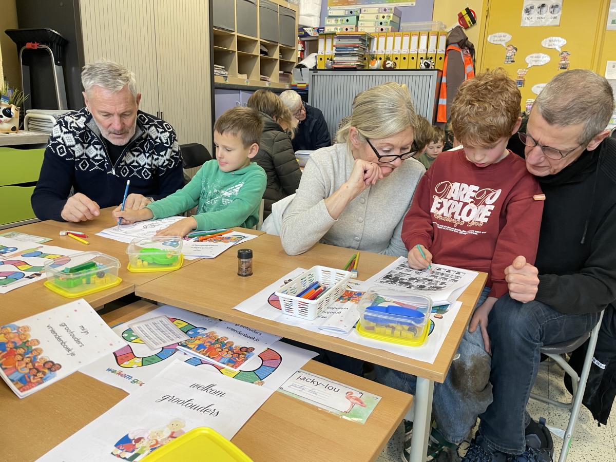 grootouders met kleinkind in de klas