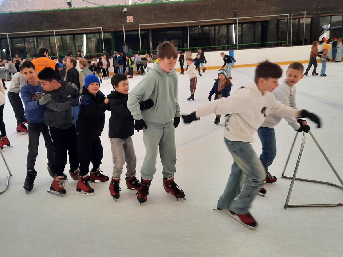 kinderen die schaatsen