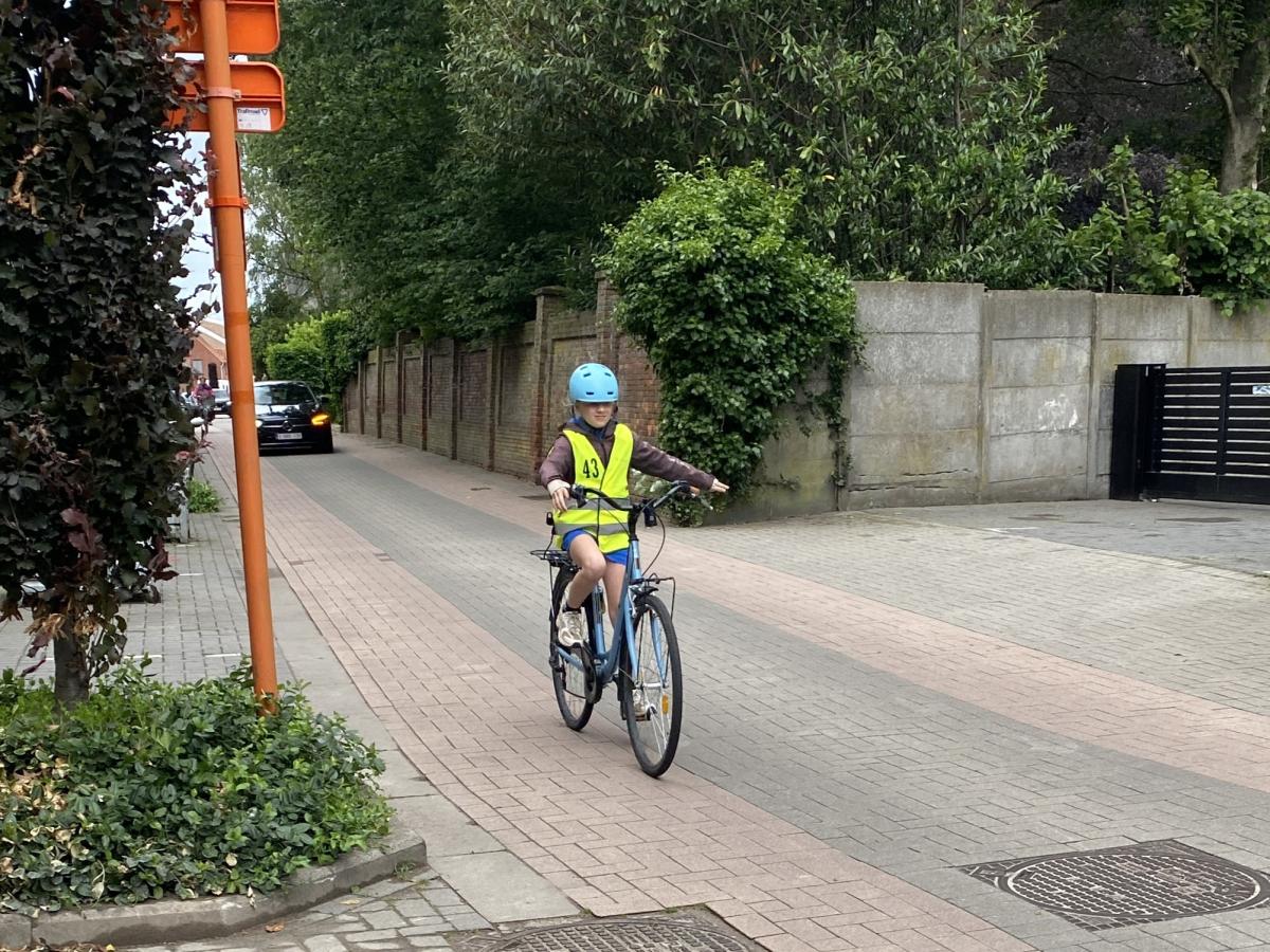 foto van een leerling op een fiets