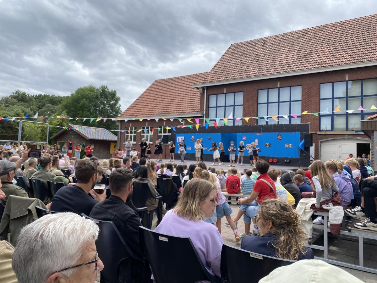 kinderen op een podium