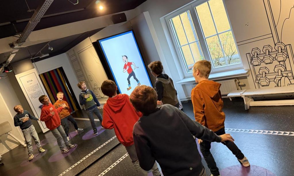 foto met kinderen in het Suske en Wiskemuseum