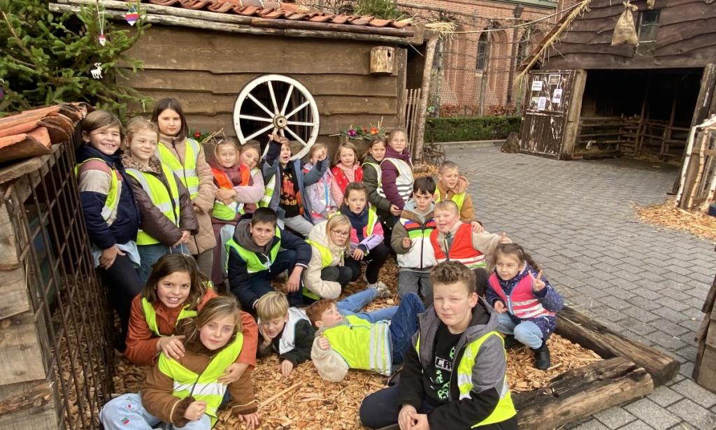 klasfoto aan de kerststal