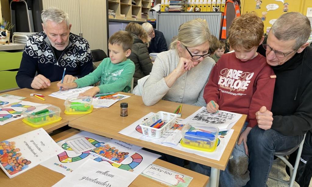 grootouders met kleinkind in de klas