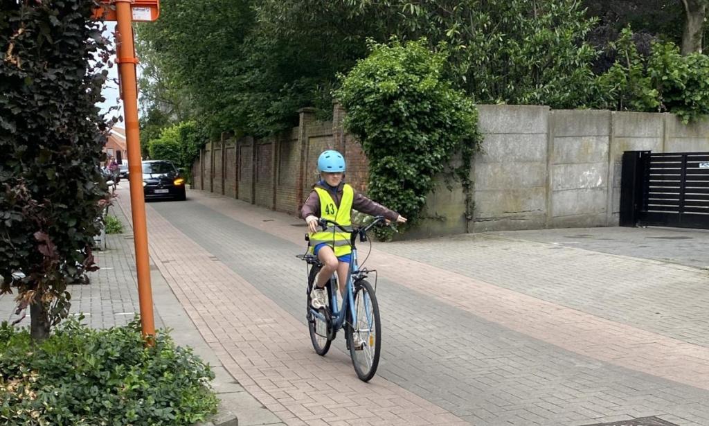 foto van een leerling op een fiets