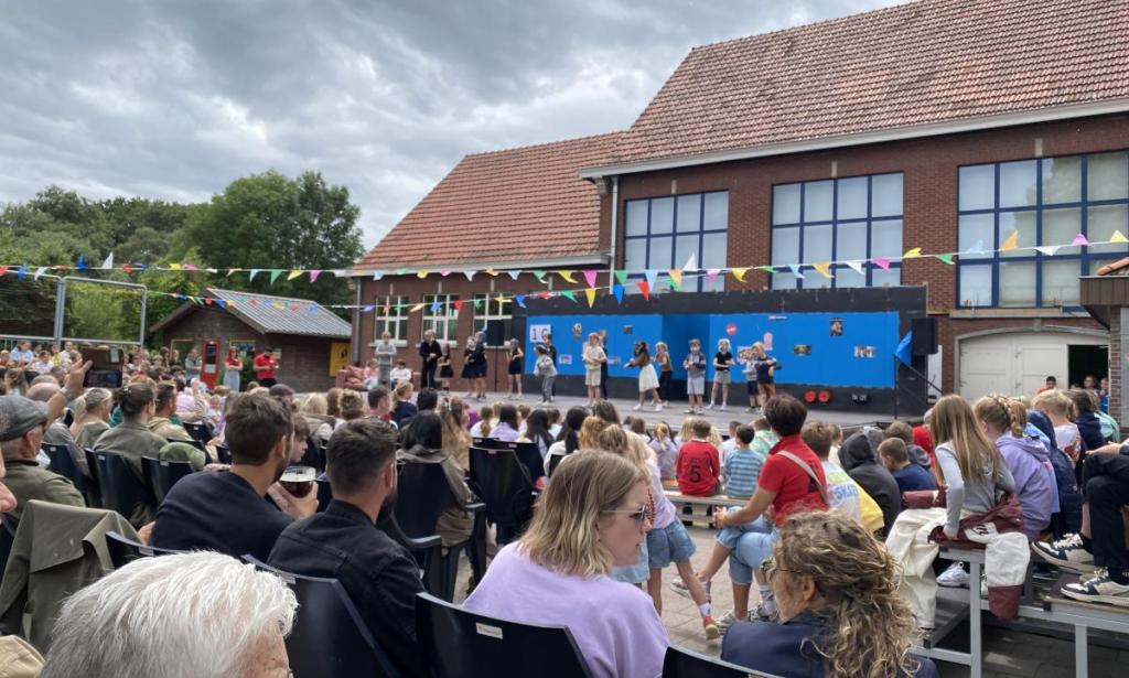 kinderen op een podium