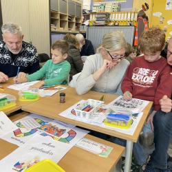grootouders met kleinkind in de klas