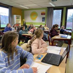 kinderen in een klaslokaal